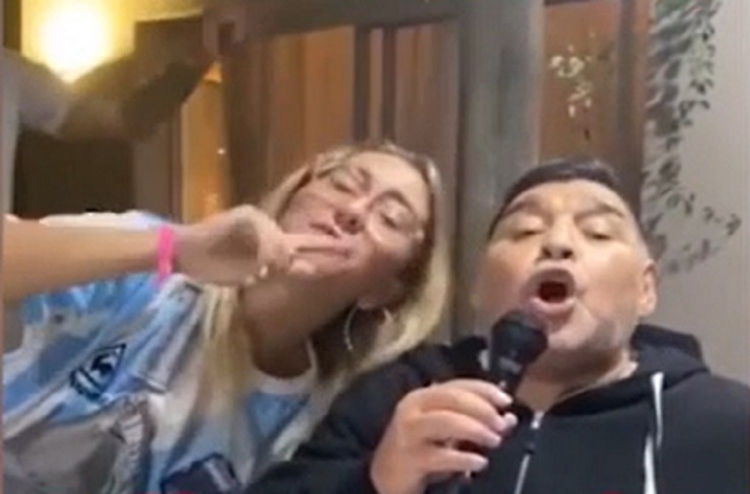 Maradona haciendo karaoke con amigas: el video inédito que publicó el hermano de Natacha Jaitt y desató la polémica