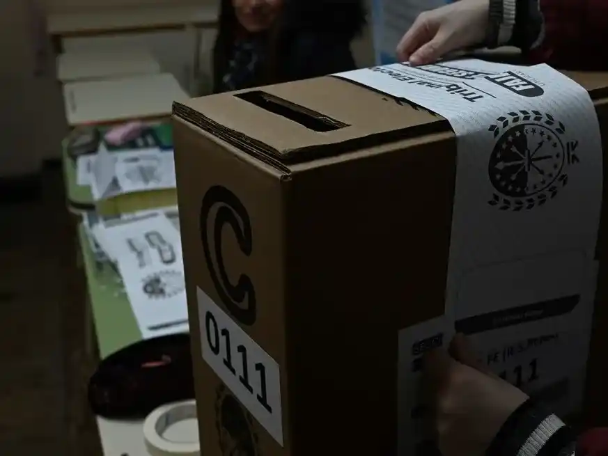 Hasta el momento, prácticamente la mitad de las convocatorias han tenido una respuesta positiva en tanto que el resto se divide en telegramas rechazados o no recibidos, y excusaciones de quienes no podrán participar. Crédito: Flavio Raina