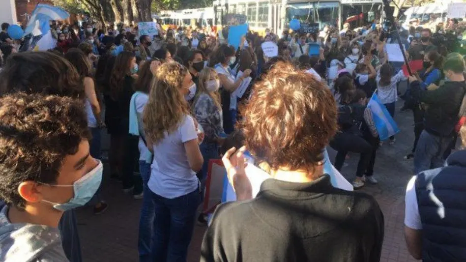 Sin distanciamiento social y con menores de edad al frente, protestan en la Quinta de Olivos