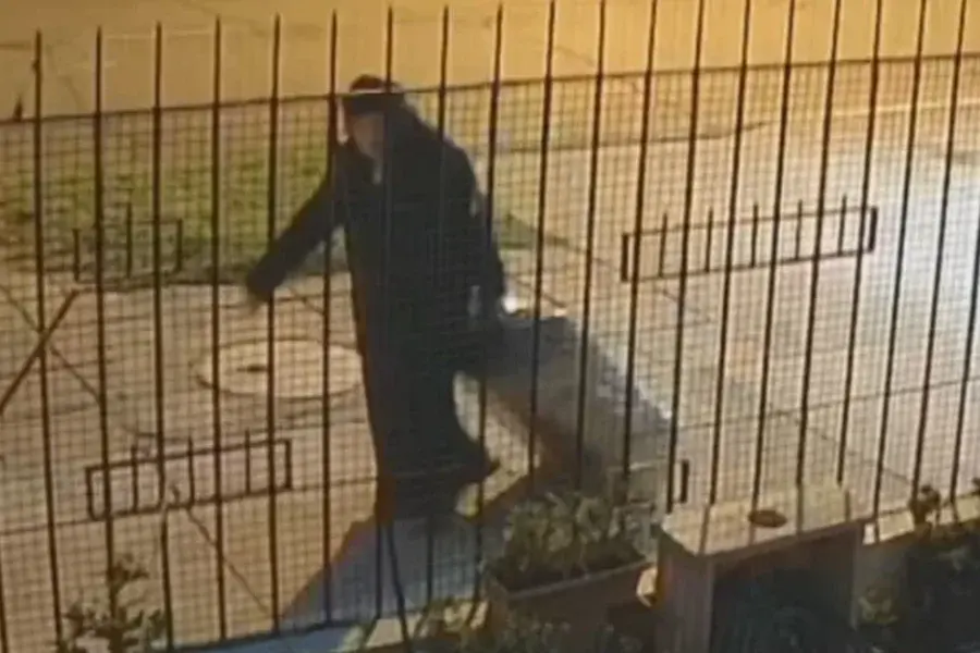 Video: descubren a una monja trasladando un cuerpo en una valija