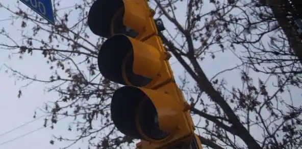 Complicaciones en el tránsito por semáforos fuera de servicio