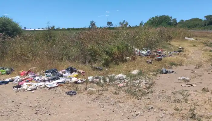 Un "basural" en el callejón Pascual