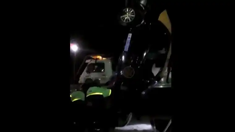 Rosario: Un taxi cayó dentro de un pozo de Aguas