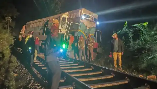 La locomotora y varios vagones se descarrilaron tras la colisión. Créditos: Agencia Noticias Argentinas