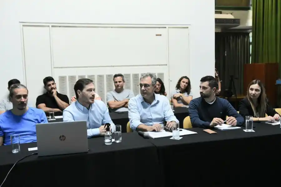 integrantes de la empresa Rafaela Alimentos presentaron al intendente Luis Castellano, su equipo y concejales un proyecto de traslado de la planta de dicha empresa.