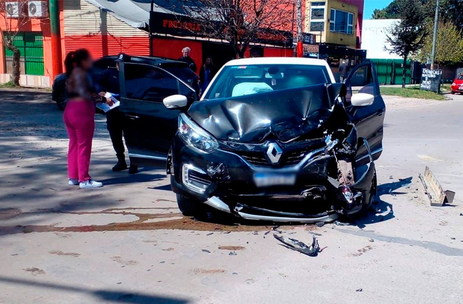 Asisten a dos heridos tras un triple choque sobre la avenida Mario Bravo