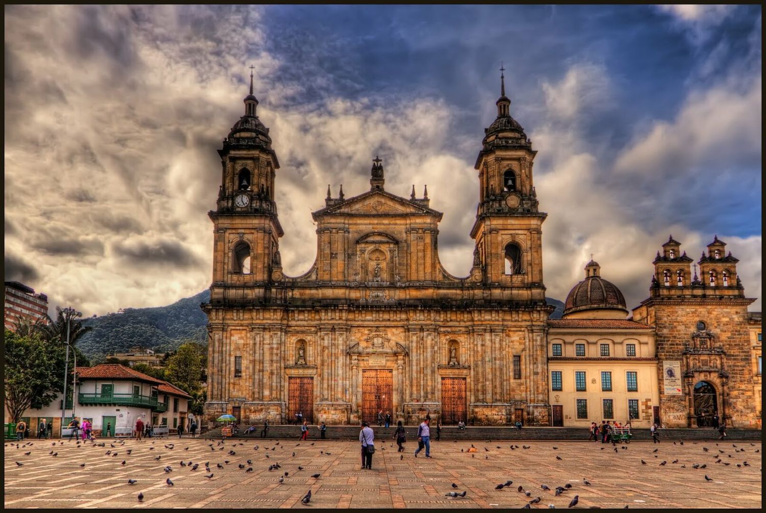 ¡NO RESPETAN NI A LOS TEMPLOS SAGRADOS! Ladrones roban catedral de Bogotá