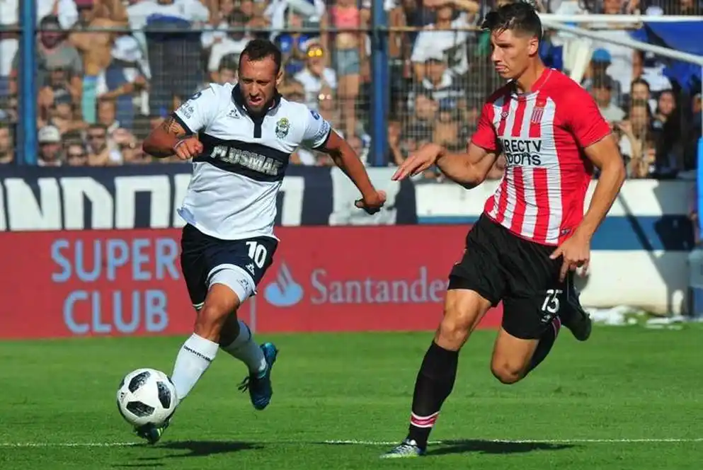 Gimnasia y Estudiantes quedaron a mano en un clásico sin luces