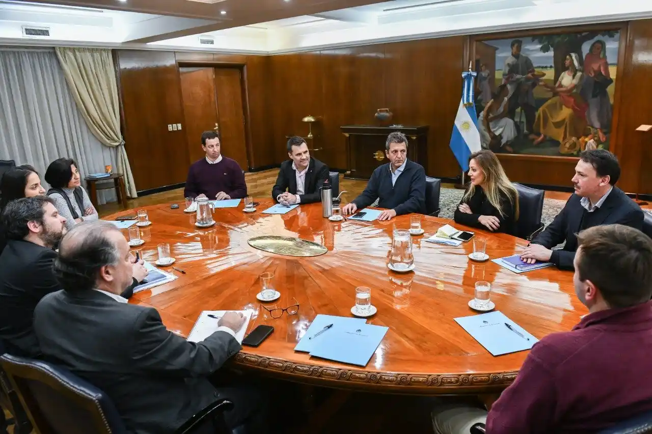 Primera reunión de Massa y el equipo de Energía por el recorte de subsidios a las tarifas