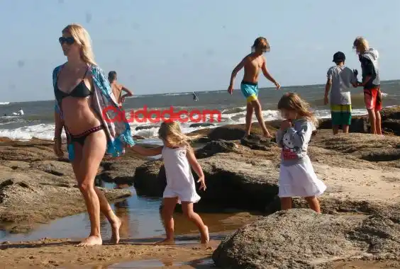 Nicole Neumann lució su pancita de 3 meses en las playas de Punta del Este