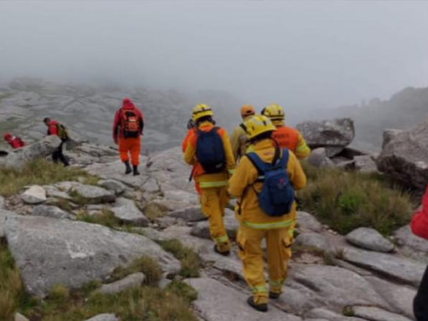 Envían médicos y rescatistas para el contingente varado en el Champaquí