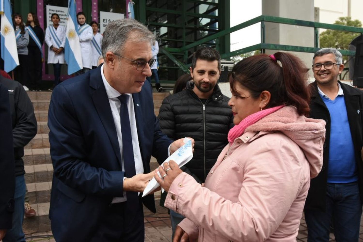 Entregaron banderas a distintas instituciones educativas