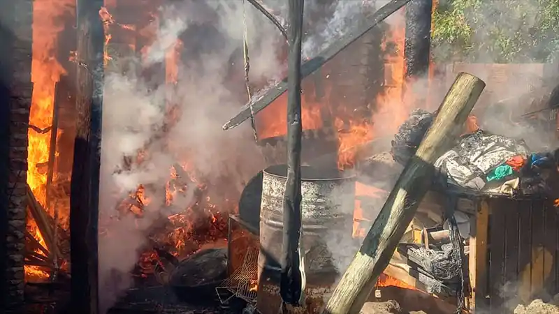 Un nene de 4 años jugaba con fuego y provocó el incendio total de un galpón