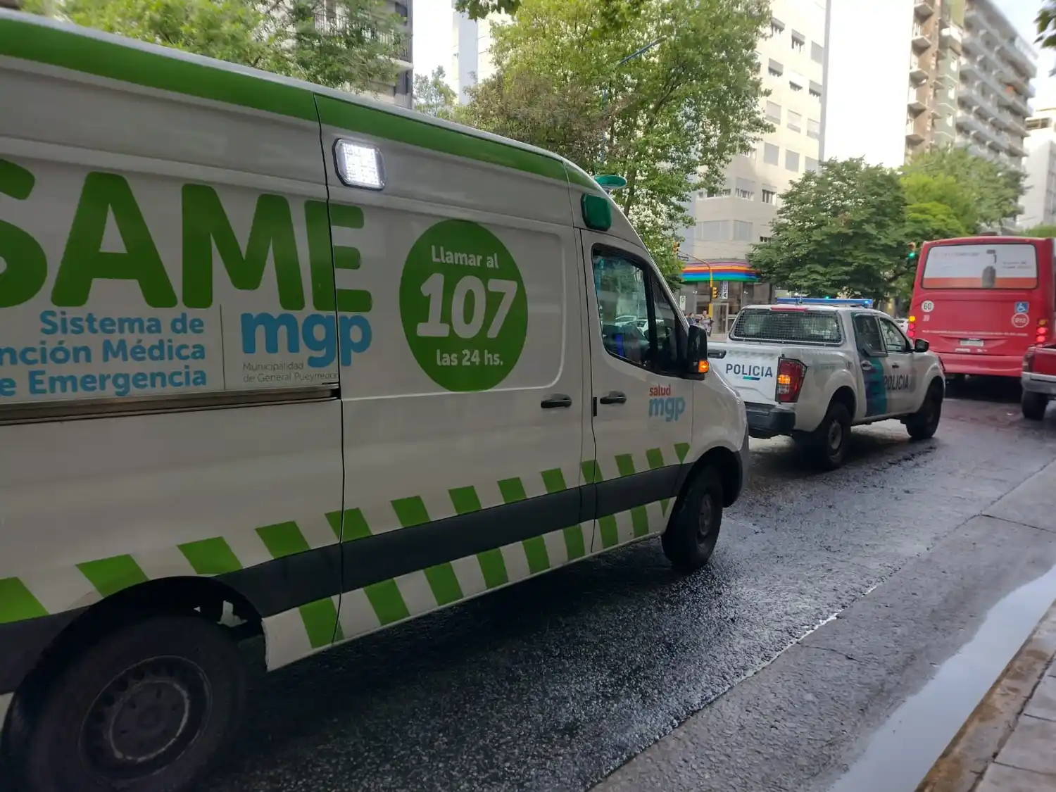 Como consecuencia del choque, una pasajera de unos 45 años cayó dentro del colectivo y debió ser asistida por personal del SAME.