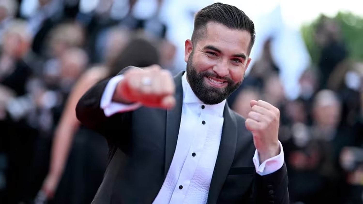 El cantante francés Kendji Girac quiso probar su nueva arma y se disparó en el pecho