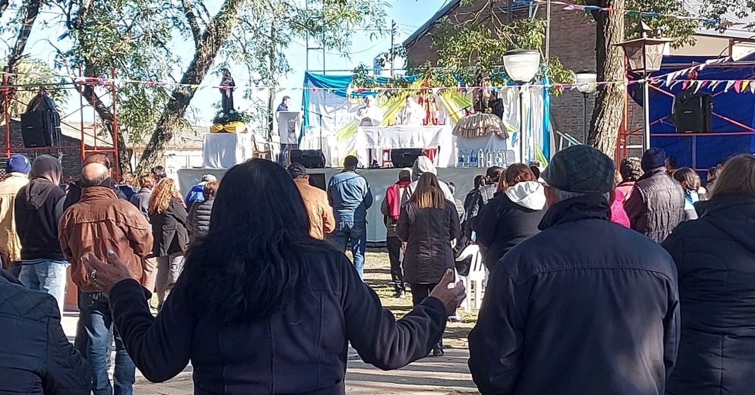 Desde muy temprano y a pesar del frío, los feligreses participan de las actividades especiales en honor a San Antonio.