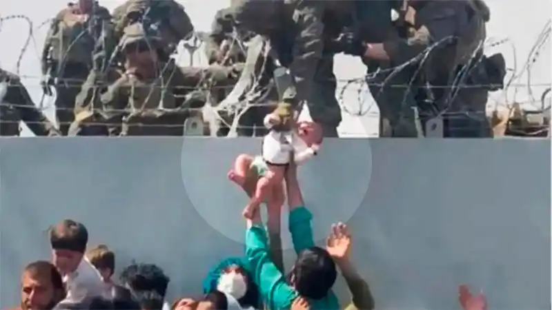 Qué pasó con el bebé entregado por encima de un muro a los soldados