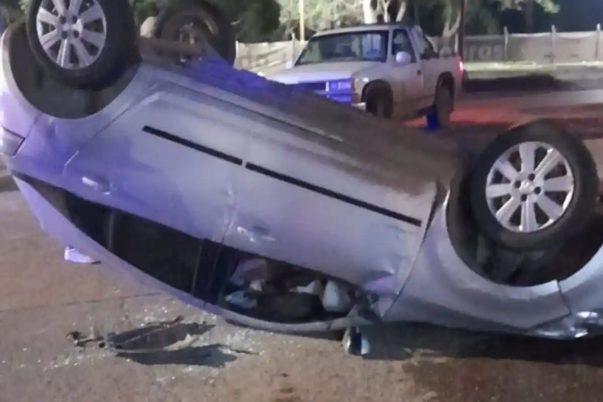 El vehículo involucrado es un Chevrolet Agile.