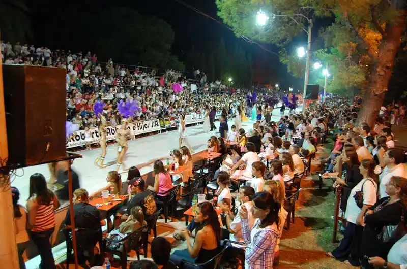 Tras dos años de pandemia, volvió el Carnaval a 25 de Mayo: Una multitud celebró al ritmo de las comparsas