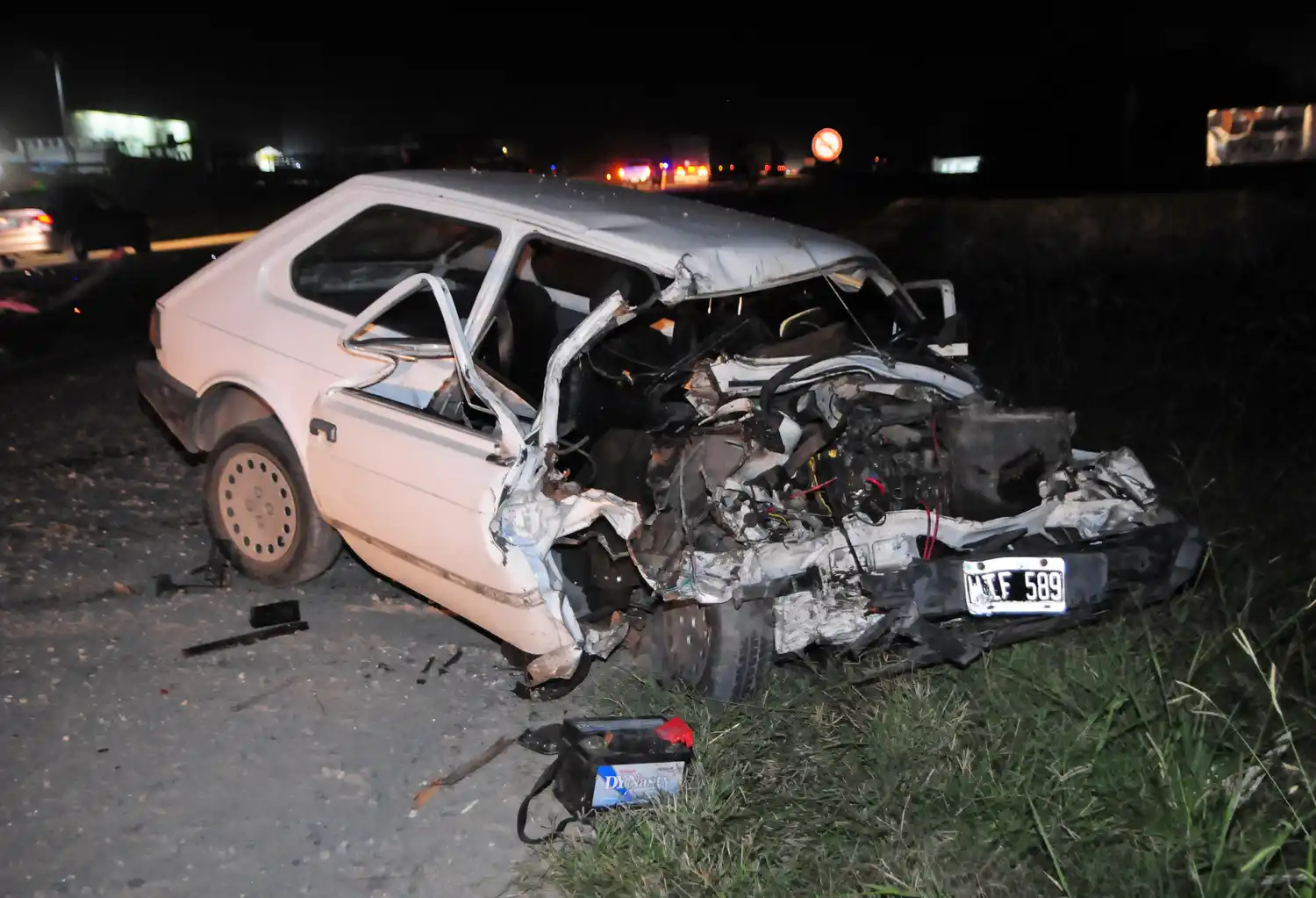 El auto severamente dañado tras chocar contra un micro en plena 226.