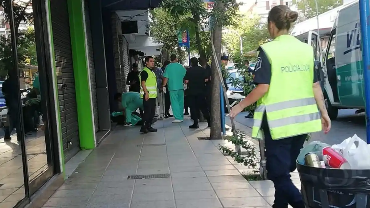 Una policía fue asesinada por su expareja mientras esperaba el colectivo en Mar del Plata