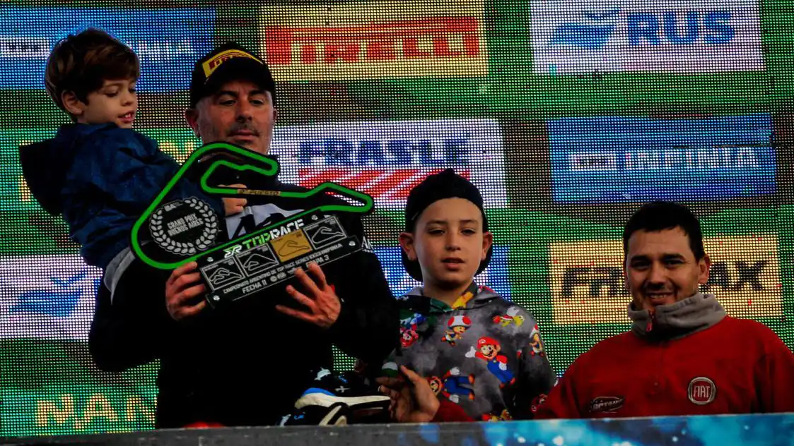 El marplatense Diego Verriello con el trofeo del segundo lugar.