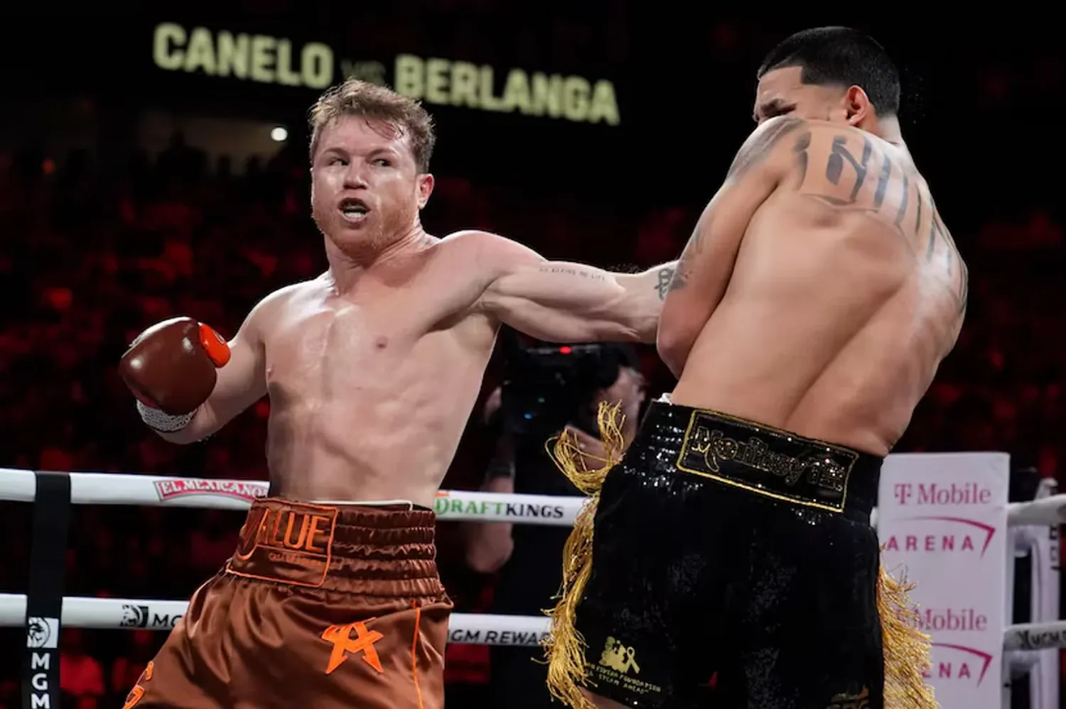 Canelo Álvarez le ganó a Berlanga y se mantiene como el rey de los supermedianos