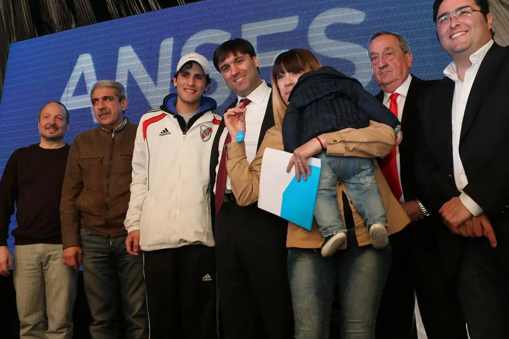 Diego Bossio y Aníbal Fernández entregaron las primeras casas del Procrear