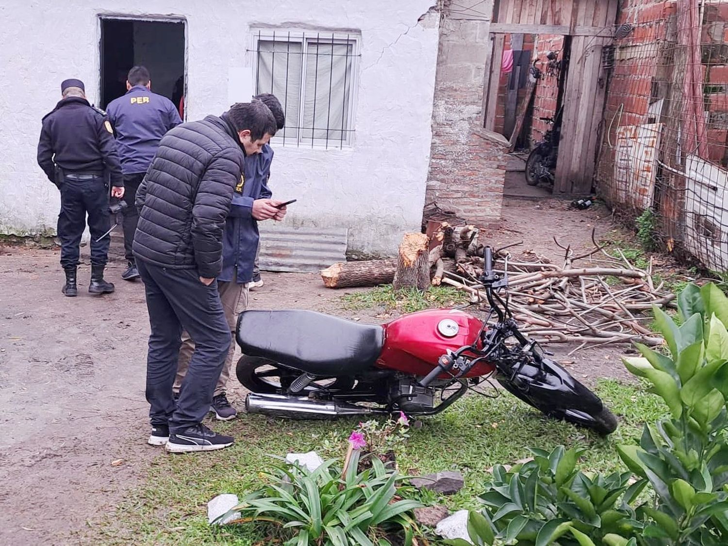 Allanamientos por robo a estación de servicio: secuestran armas, drogas y detienen a cuatro personas
