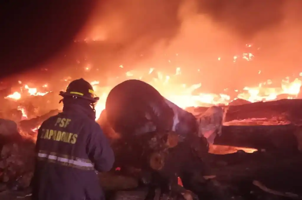 Rosario: impresionante incendio en un relleno sanitario de la zona oeste
