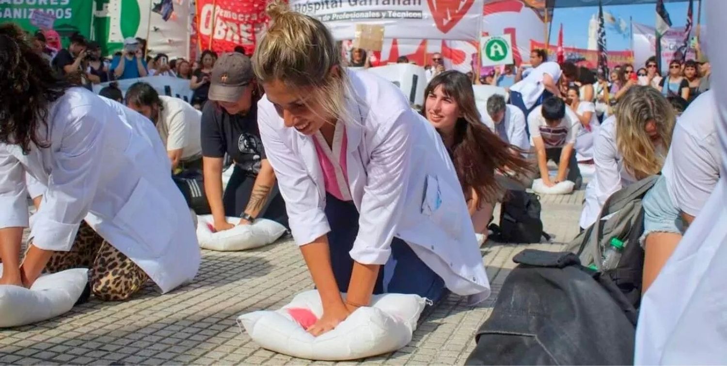 El personal de salud se sumó a la jornada de movilización contra el desfinanciamiento del sector público por parte del gobierno de Javier Milei.