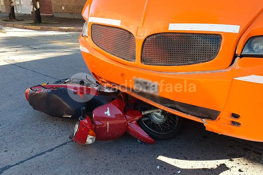 Fuerte accidente: un minibús se llevó puesto a una motociclista