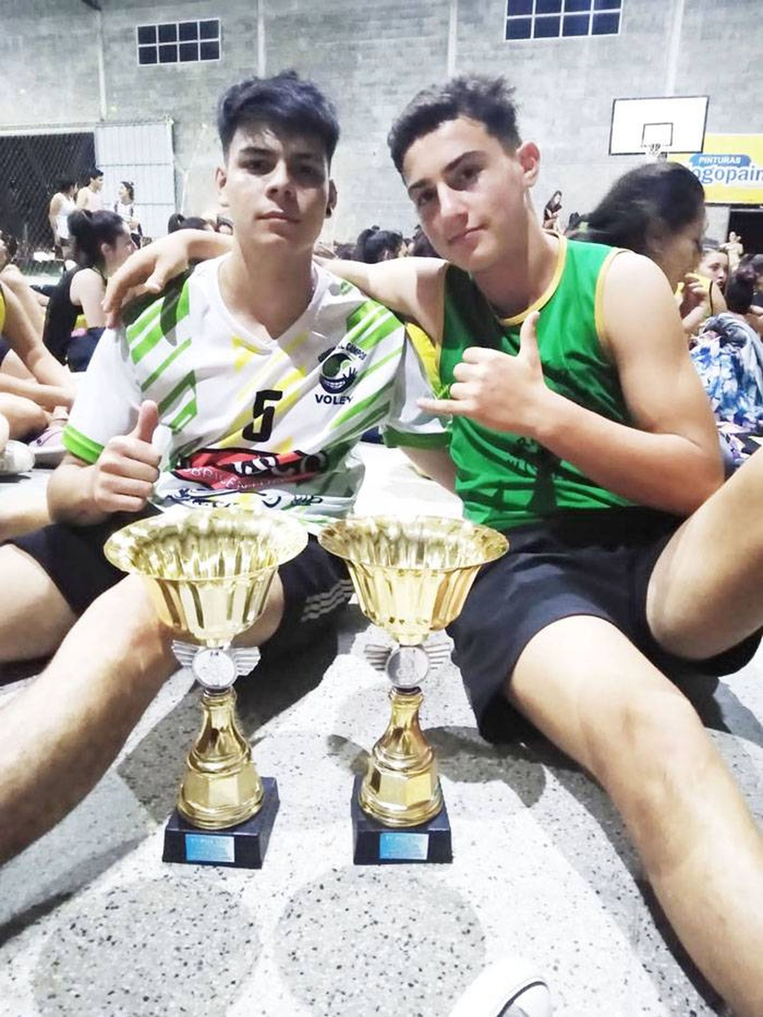 Dos jóvenes participan del campeonato nacional de Beach Voley