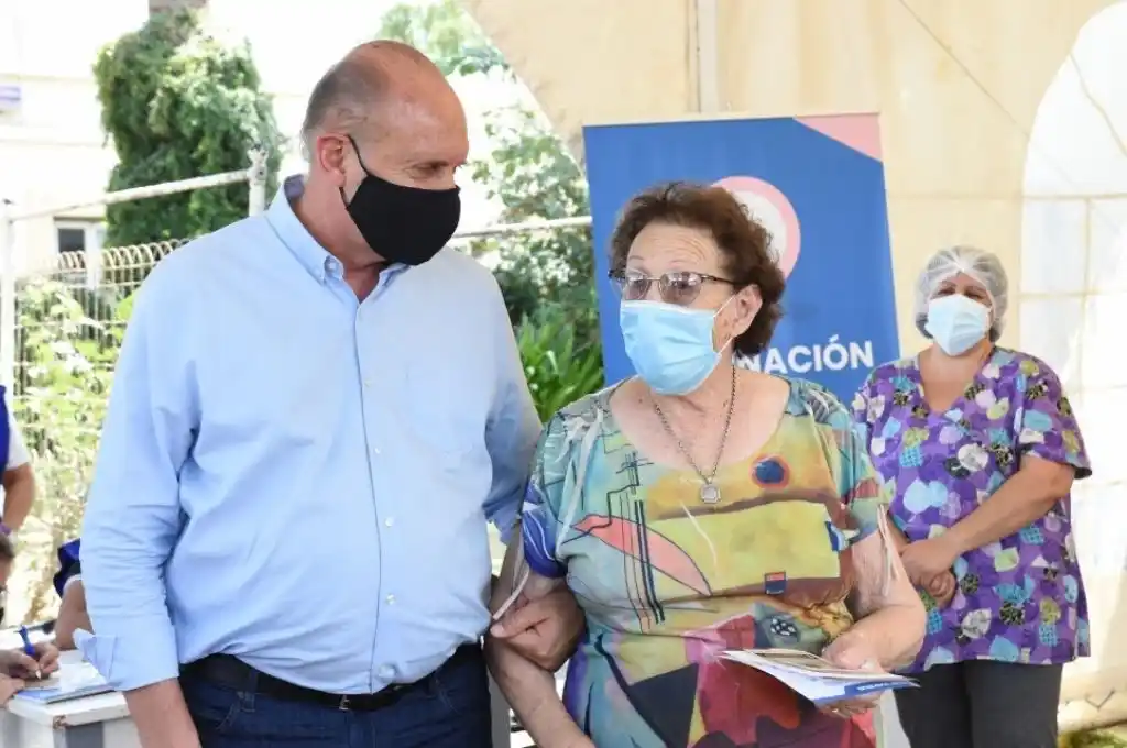 El gobernador acompañó a su madre a vacunarse contra el Covid-19