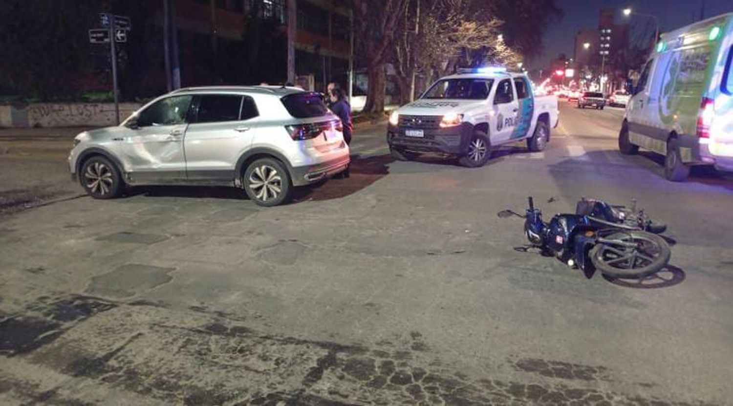Un motociclista fue hospitalizado tras un nuevo choque en avenida Marconi