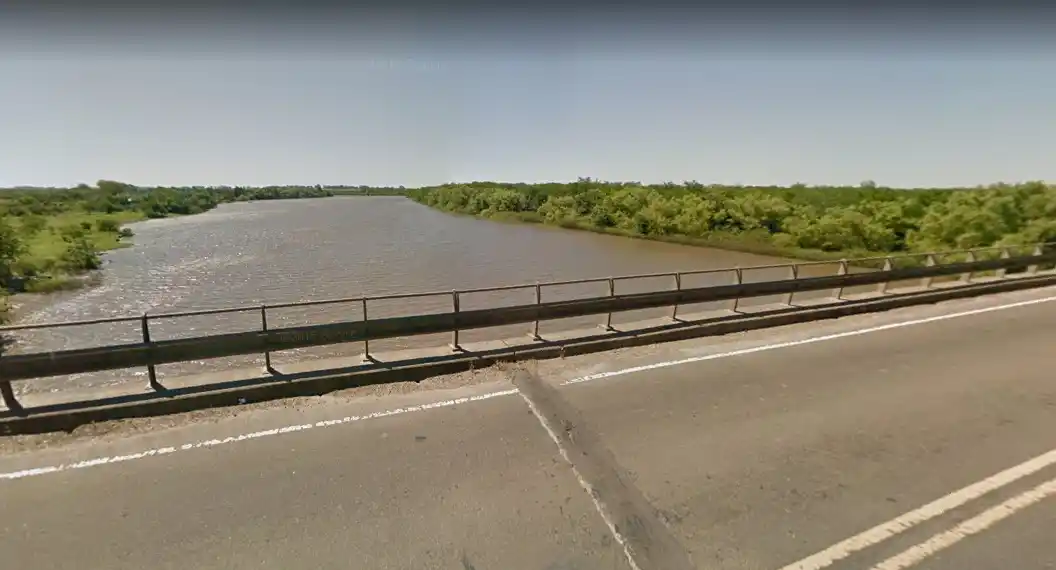 Rescatan a una mujer que se arrojó al río desde un puente de la Ruta 136