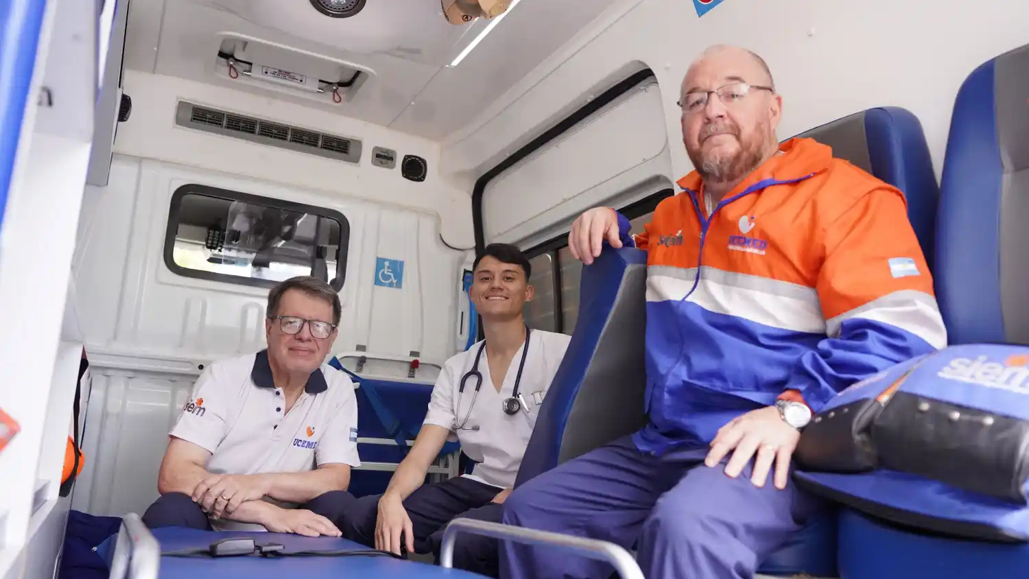 Diego Lahournere y equipo médico