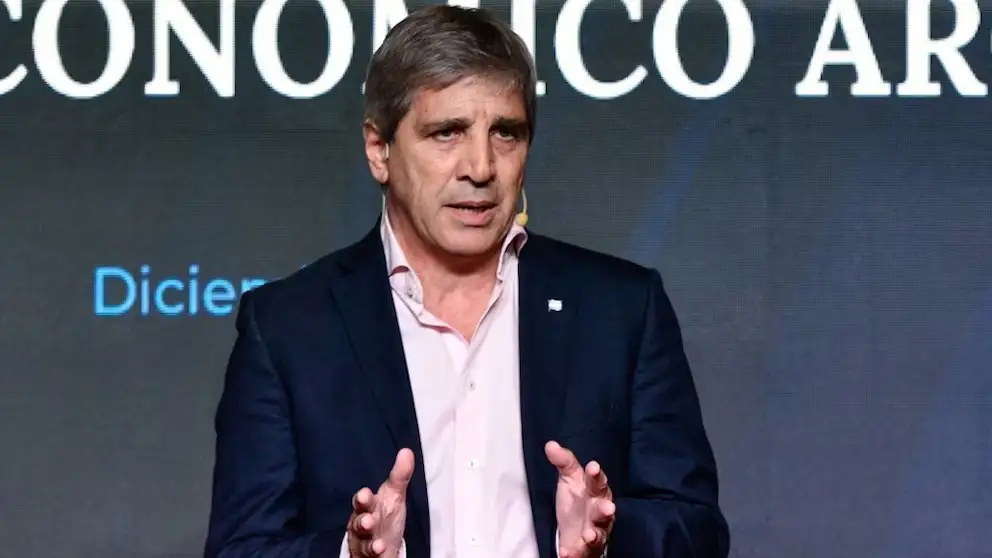 Tras la publicación del reporte, Caputo destacó la decisión en redes sociales con un breve mensaje: “Nueva mejora”.