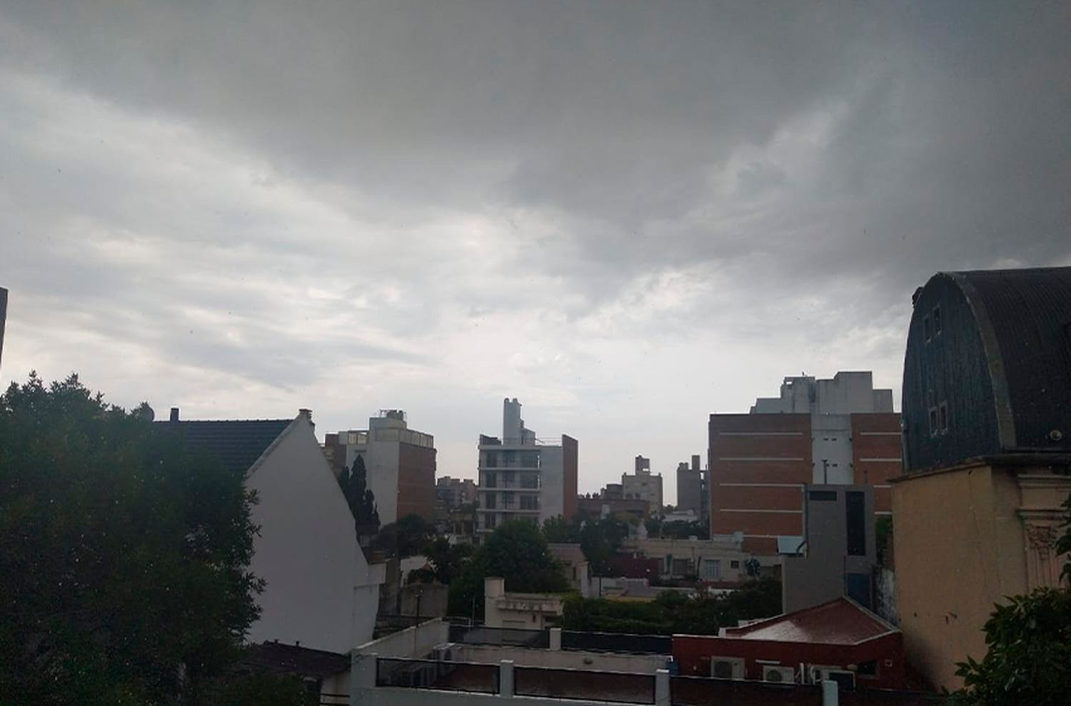 Miércoles gris con lluvias aisladas por la mañana en Rosario