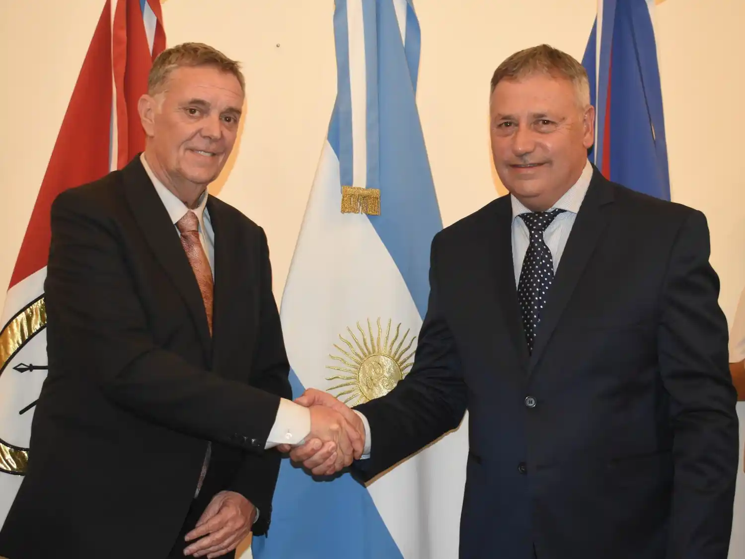 El presidente comunal Sergio Busquet y el alcalde Rikardo Novak sellaron la hermandad entre Chovet y Hvar en un acto lleno de emoción, cultura y reencuentro con las raíces.