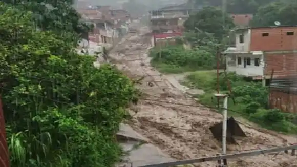 OTRO DESASTRE: al menos 20 viviendas colapsadas por desbordamiento de El Limón en la Caracas-La Guaira