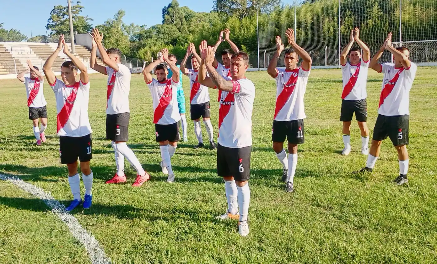 Colegiales goleó a Central Larroque por 4 a 2 y pasó a cuartos de final