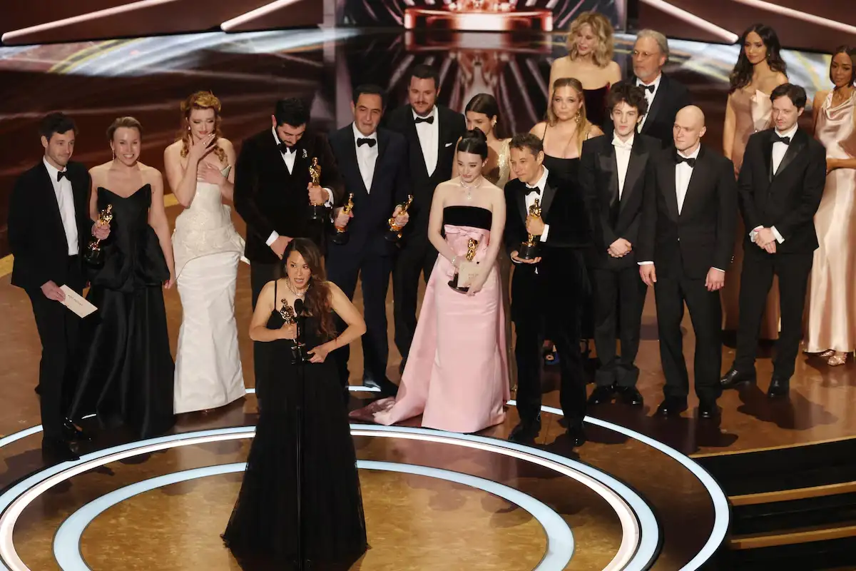 La productoraSamantha Quanrecibe el Oscar por Mejor Película por "Anora"