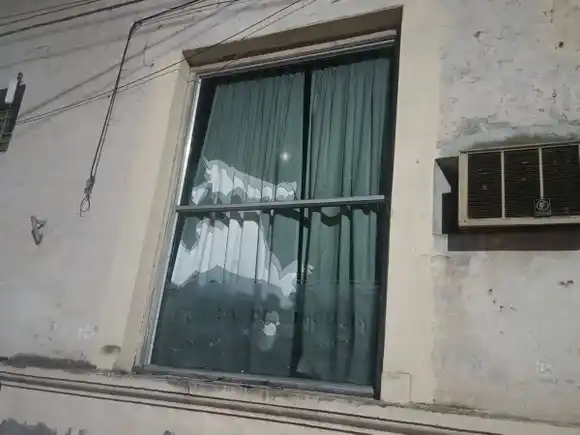 Violento ataque en Lobería: destrozaron vidrios del Municipio tras el secuestro de una moto