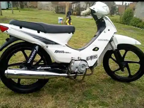 Sustraen dos motos del frente de viviendas