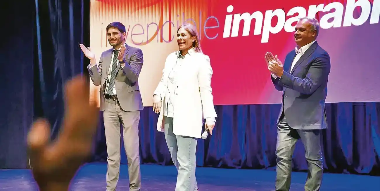 Scaglia, entre Pullaro y Farías en el escenario del Centro Cultural Provincial.