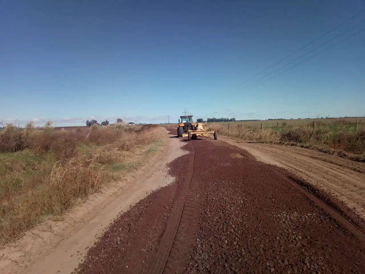 Caminos rurales: trabajos de enripiado en alteo de la capilla San Marcos