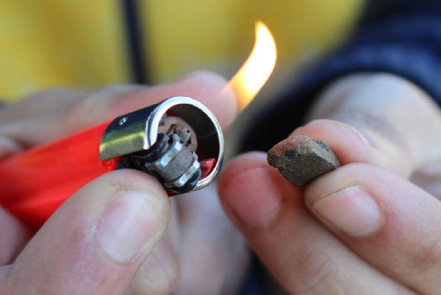Su padre lo sorprendió con droga, lo descuartizó y lo metió en una valija