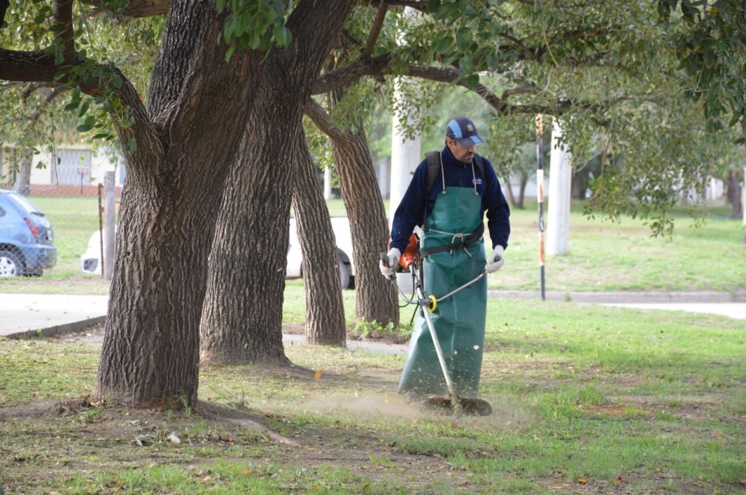 Los equipos municipales realizan trabajos de desmalezado en plazas de la ciudad