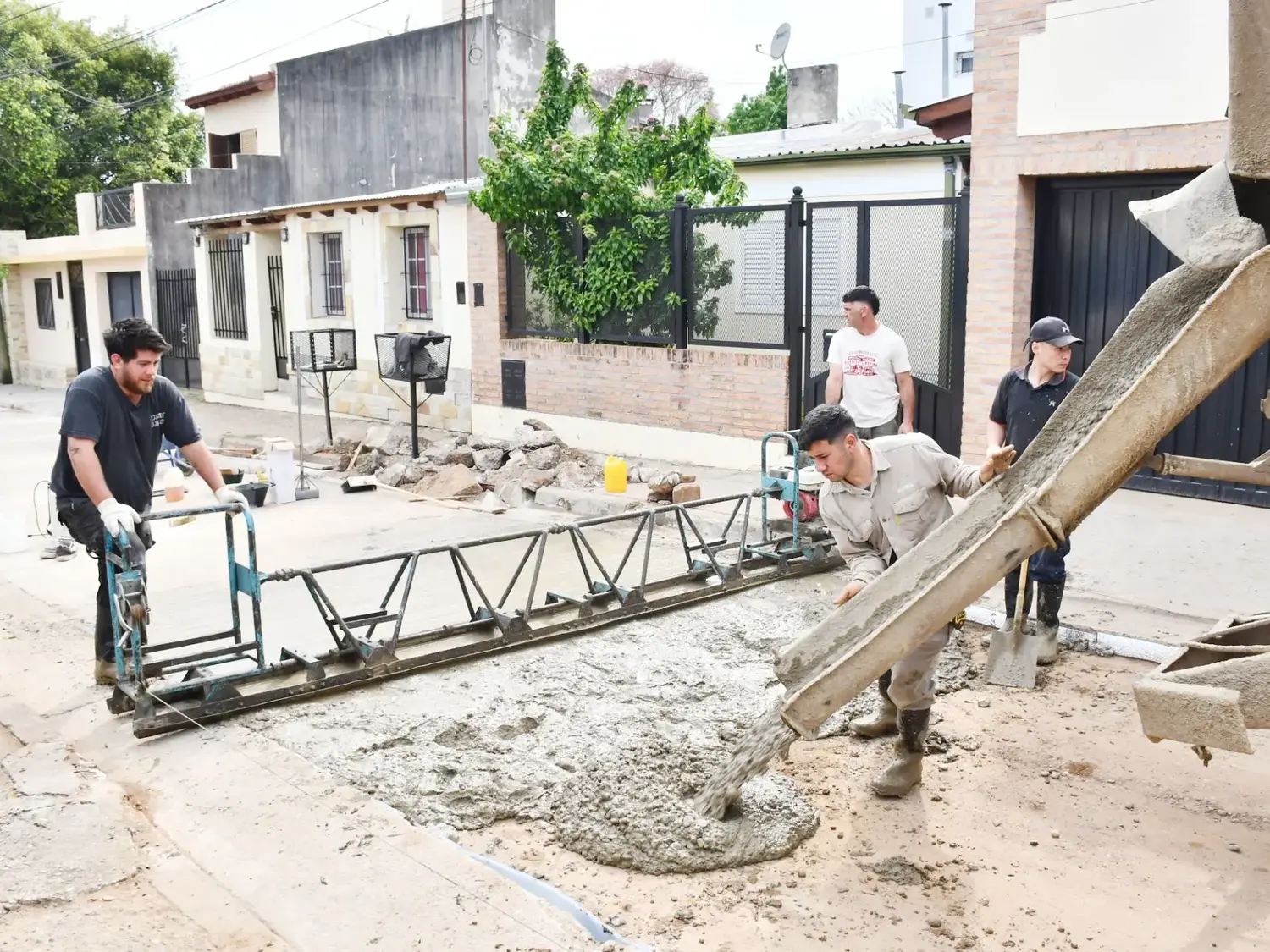 Vecinos y municipio trabajan juntos en la pavimentación de calle Victorino Simón Oeste